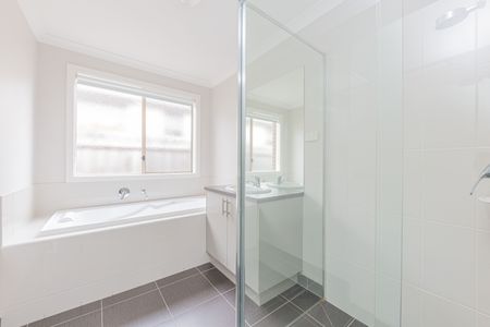 Modern & Stylish Four bedroom property in "Edenbrook", Pakenham - Photo 3