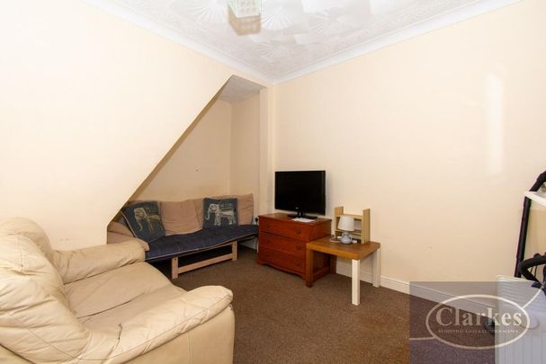 4 bedroom semi-detached house to rent - Photo 1