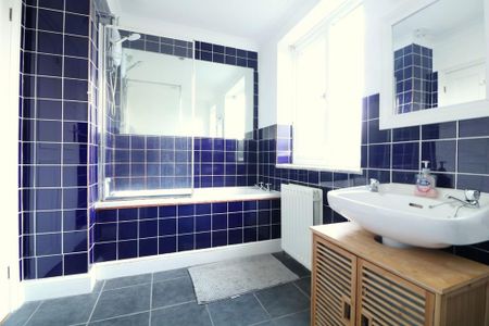 4 bedroom detached house to rent - Photo 2