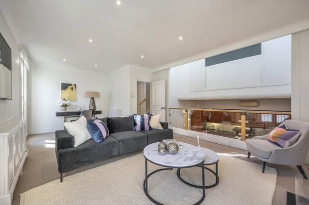 2 bedroom mews to rent - Photo 1