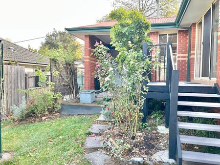 FRESHLY UPDATED AND PERFECTLY POSITIONED - Photo 4