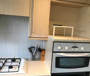 COUPLES WANTED! Room 3: 12 Pickering, Guildford, GU2 8AH - Photo 5