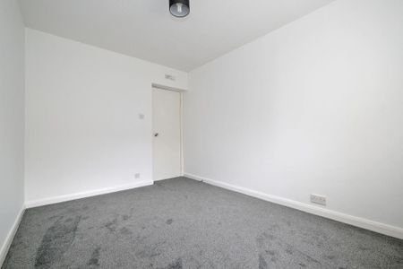 3 bedroom flat to rent - Photo 2