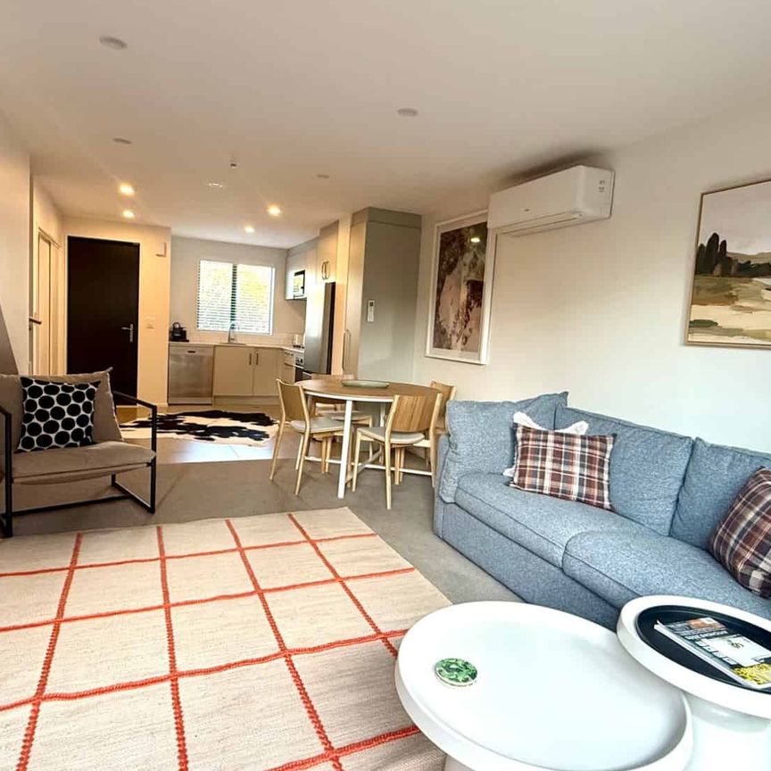 BEAUTIFULLY PRESENTED FULLY FURNISHED MODERN TOWNHOUSE IN PRIME LOCATION! - Photo 1
