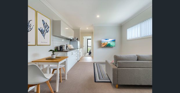 FULLY FURNISHED, DESIGNER STUDIO APARTMENT – BILLS INCLUDED! - Photo 1