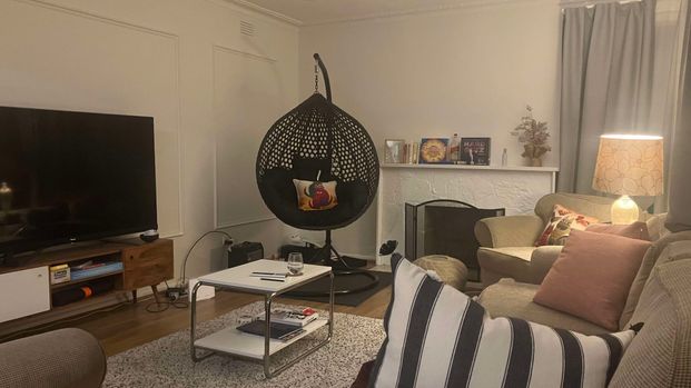 Blackburn North - Photo 1