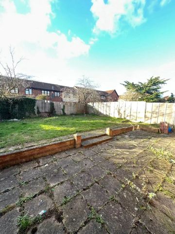 6 Bedroom 2.5 Bathroom Apartment - Photo 4