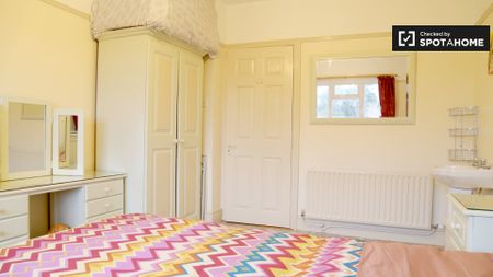 Spacious room in 4-bedroom houseshare in Clontarf, Dublin - Photo 4