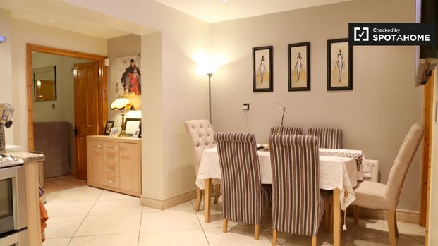 Room to rent in 4-bedroom house in Clondalkin, Dublin - Photo 1
