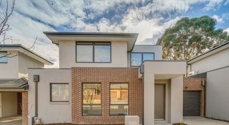 Modern Double-Storey Townhouse in Prime Burwood Location - Photo 2