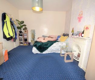 3 bedroom House in Harold View, Leeds - Photo 1