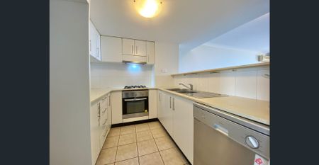 SPACIOUS FAMILY UNIT! - Photo 4