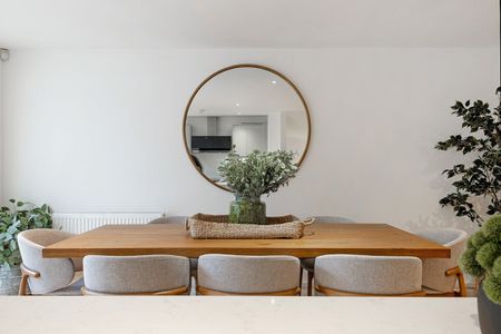 3 Bed Terraced House, Cinnamon Row, SW11 - Photo 2