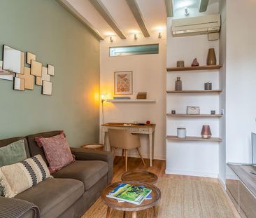 Bright 2-Bedroom Apartment with Balcony in the Heart of Las Ramblas - Photo 3