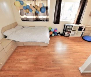 3 bedroom House in Hessle Walk, Leeds - Photo 1