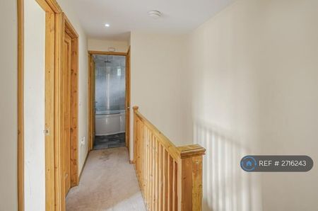 3 bedroom end of terrace house to rent - Photo 3