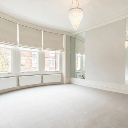 4 bedroom flat in Clevedon Road - Photo 4