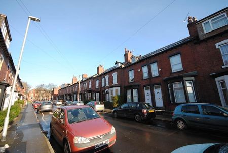 6 bedroom house to rent - Photo 2