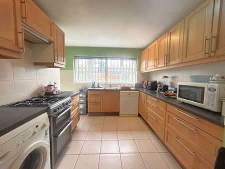 1 bedroom in a house share to rent - Photo 3