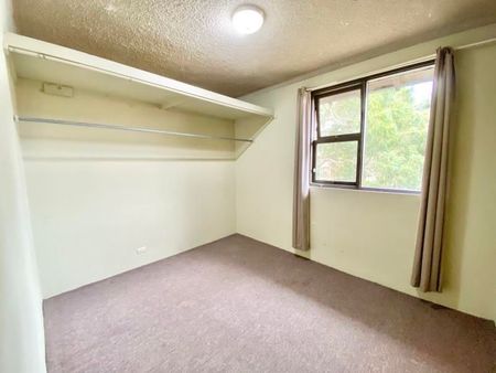 Spacious and Affordable 2 Bedroom Apt with Sunroom - Photo 5