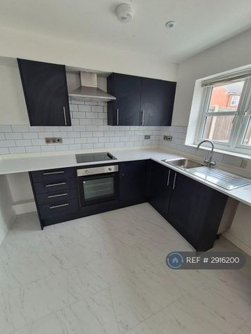 4 bedroom semi-detached house to rent - Photo 4