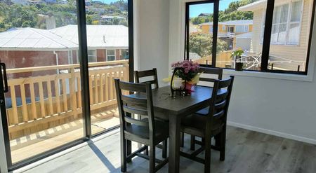 Modern 3-Bedroom Fully Furnished Home – Available - Photo 3