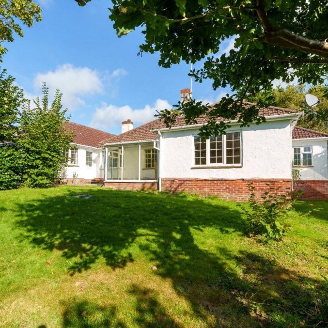 4 Bedroom Bungalow - Warsash Road, Locks Heath - Photo 1