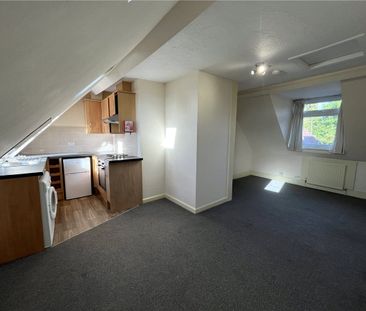 An unfurnished studio apartment on Cowley Road, suitable for a sing... - Photo 2