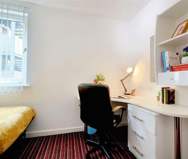 1 bedroom in a flat share to rent - Photo 3