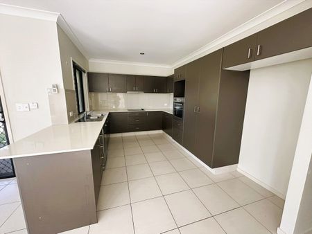 4 Bedroom Home in Quiet Pacific Pines Location! - Photo 2