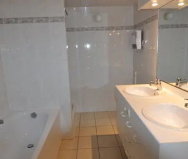 Ruim appartement met terras en 2 slaapkamers - Photo 5