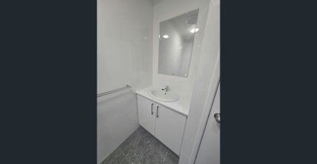 Refurbished Over 55's Unit with Courtyard - Photo 3