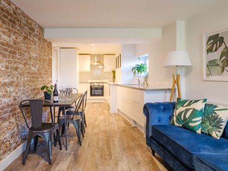 Newly refurbished 5 bedroom home located in Scotforth Bedroom 3 - Photo 2