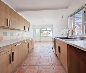 3 bedroom semi-detached bungalow to rent - Photo 5