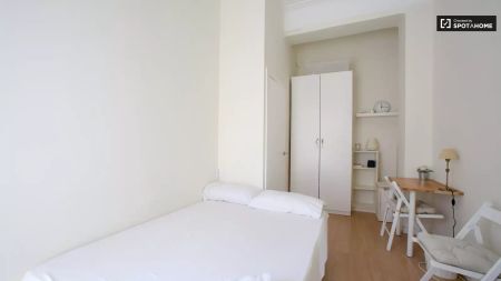 Double bed in Rooms for rent in a 5-bedroom apartment with balcony in Extramurs - Photo 5