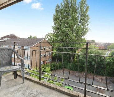 Flat to rent on - Photo 3