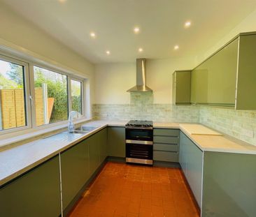 3 Bed House - detached - Photo 6