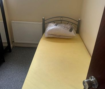 Room in a Shared House, Queens Road, E11 - Photo 1
