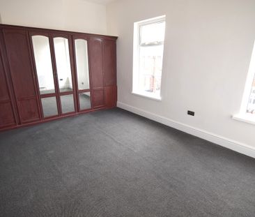 To Let 4 Bed Mid Terraced House - Photo 5
