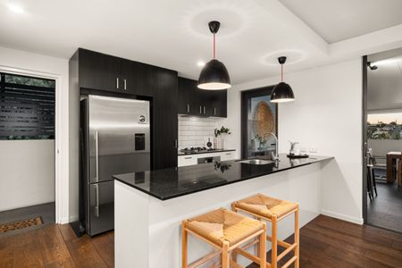 Prestigious boutique apartment with stunning mountain views – LARGEST in complex. - Photo 3