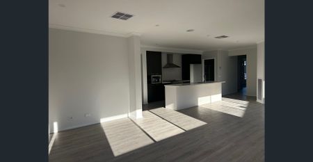 Share half a large home, your own private areas with 2bedrooms, large study area and full bathroom. only one person at other half of the house. - Photo 3