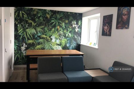 1 bedroom in a flat share to rent - Photo 2