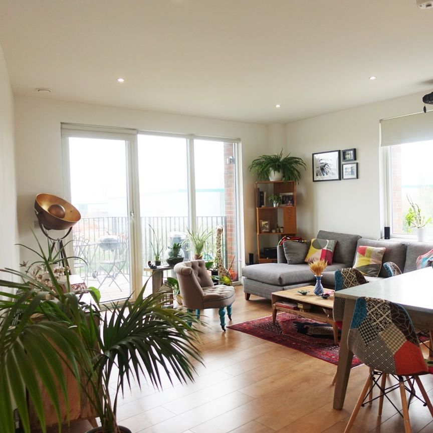 2 Bed Flat, Navigation Road, E3 - Photo 1