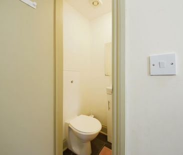 1 bedroom in a flat share to rent - Photo 6