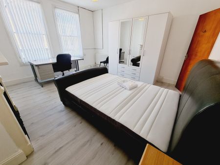 2 Bed Student Accommodation - Photo 2