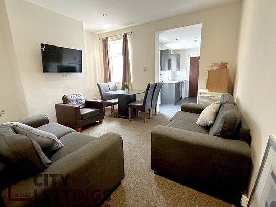 5 Bedroom Mid Terraced House - Photo 1