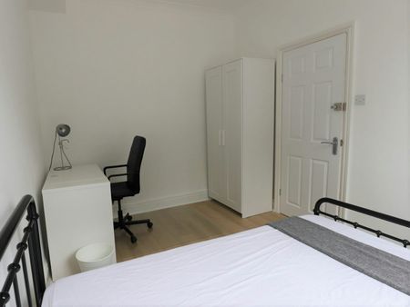 Terraced House to rent on - Photo 5