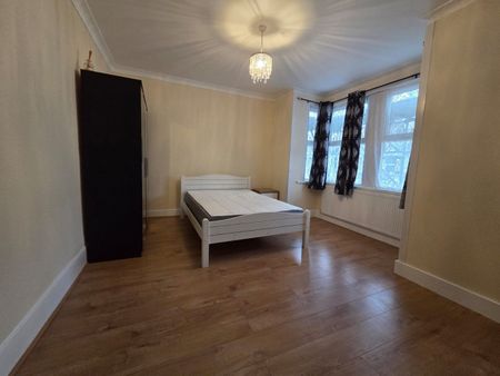 6 Bed Terraced House, West End Avenue, E10 - Photo 3