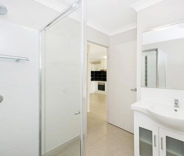Modern 2-Bedroom Ground Floor Unit with Private Yard - Photo 4