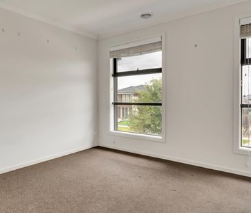 Modern Family Living in Tarneit - Photo 3